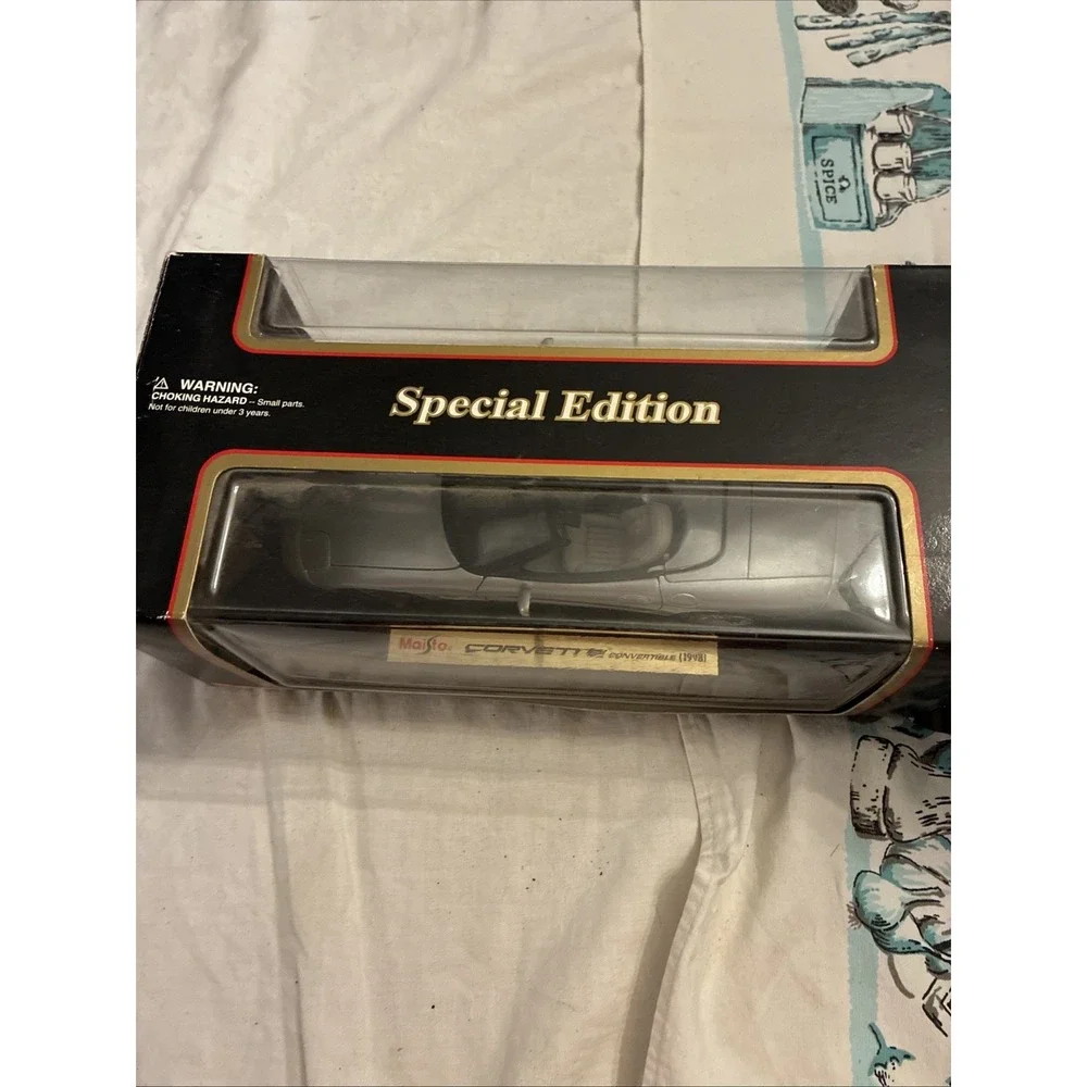 MAISTO 1998 CHEVROLET CORVETTE CONVERTIBLE SILVER SPECIAL EDITION 1:18 In Box
